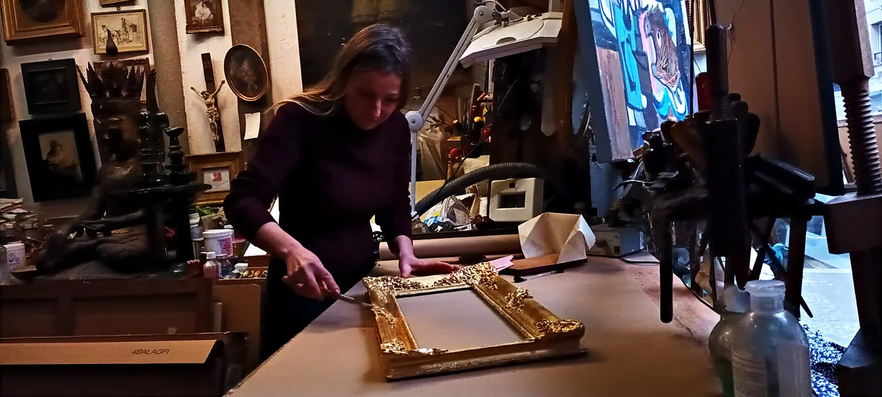 Empreintes des moulures et restitution des ornements manquants — cadre ancien — Reprise des ornements à l’outil, à l’atelier