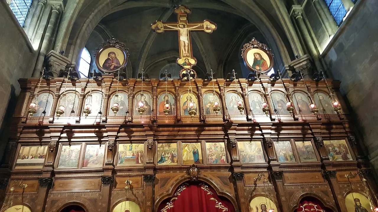 Restauration de l’ensemble des icônes d’une iconostase — église Saint-Julien-le-Pauvre — L’iconostase restaurée : les deux registres d’icônes, la croix et les médaillons