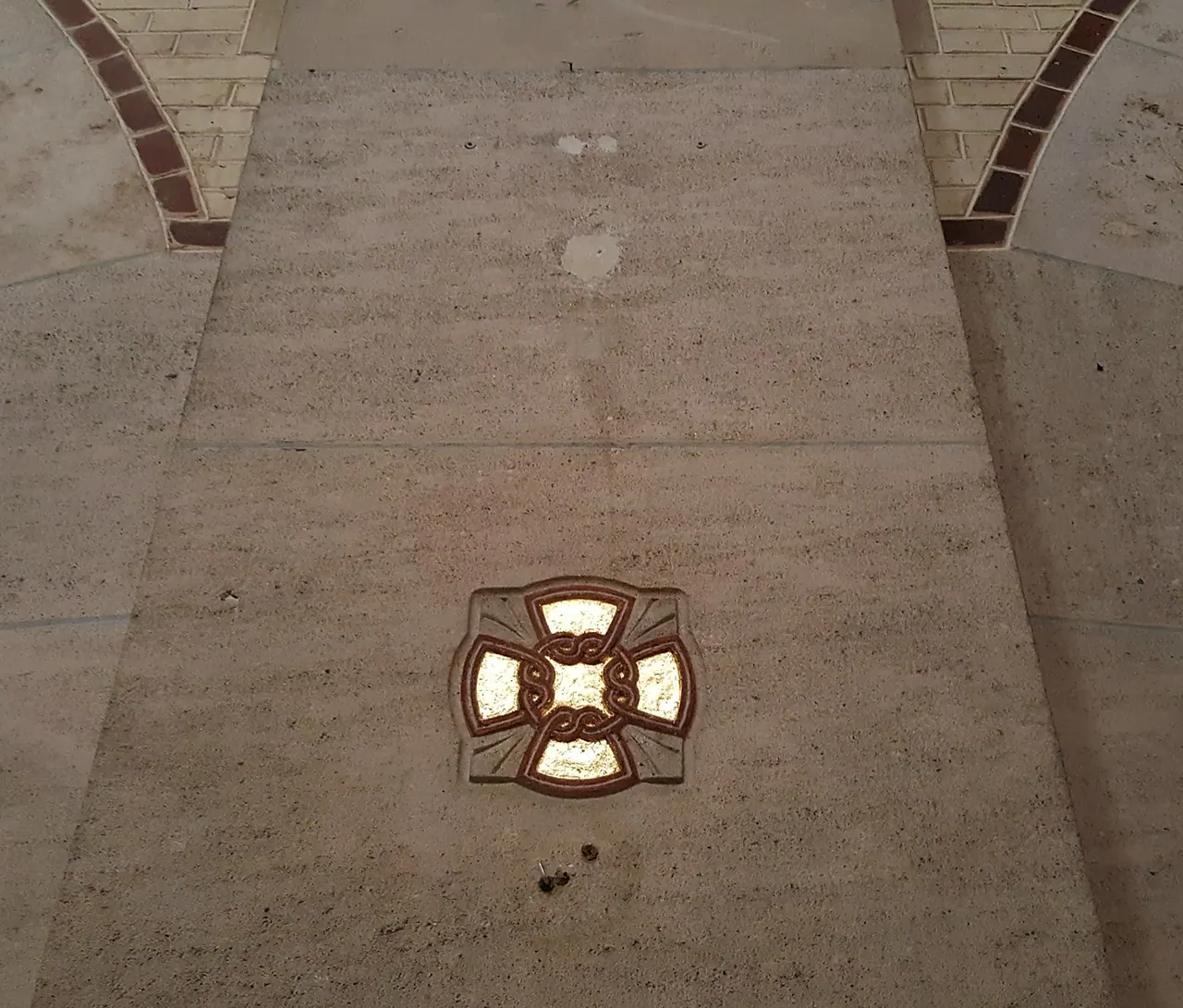 Dorure à la feuille d’or des douze croix de consécration — église Saint-Antoine-des-Quinze-Vingts, Paris 12ᵉ — avant et après restauration