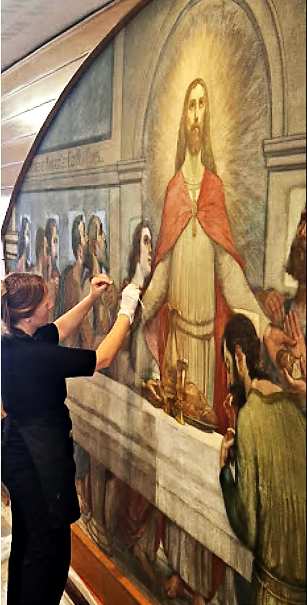 Conservation et restauration in situ d’une peinture monumentale — La Cène, chapelle Saint-Joseph — Retouches in situ, au pinceau fin