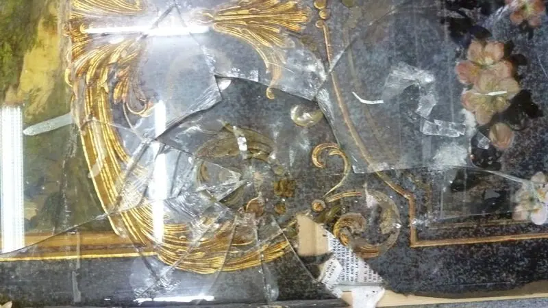 Consolidation d’un décor peint sur verre et repose sur verre neuf — devanture parisienne — Détail de la casse