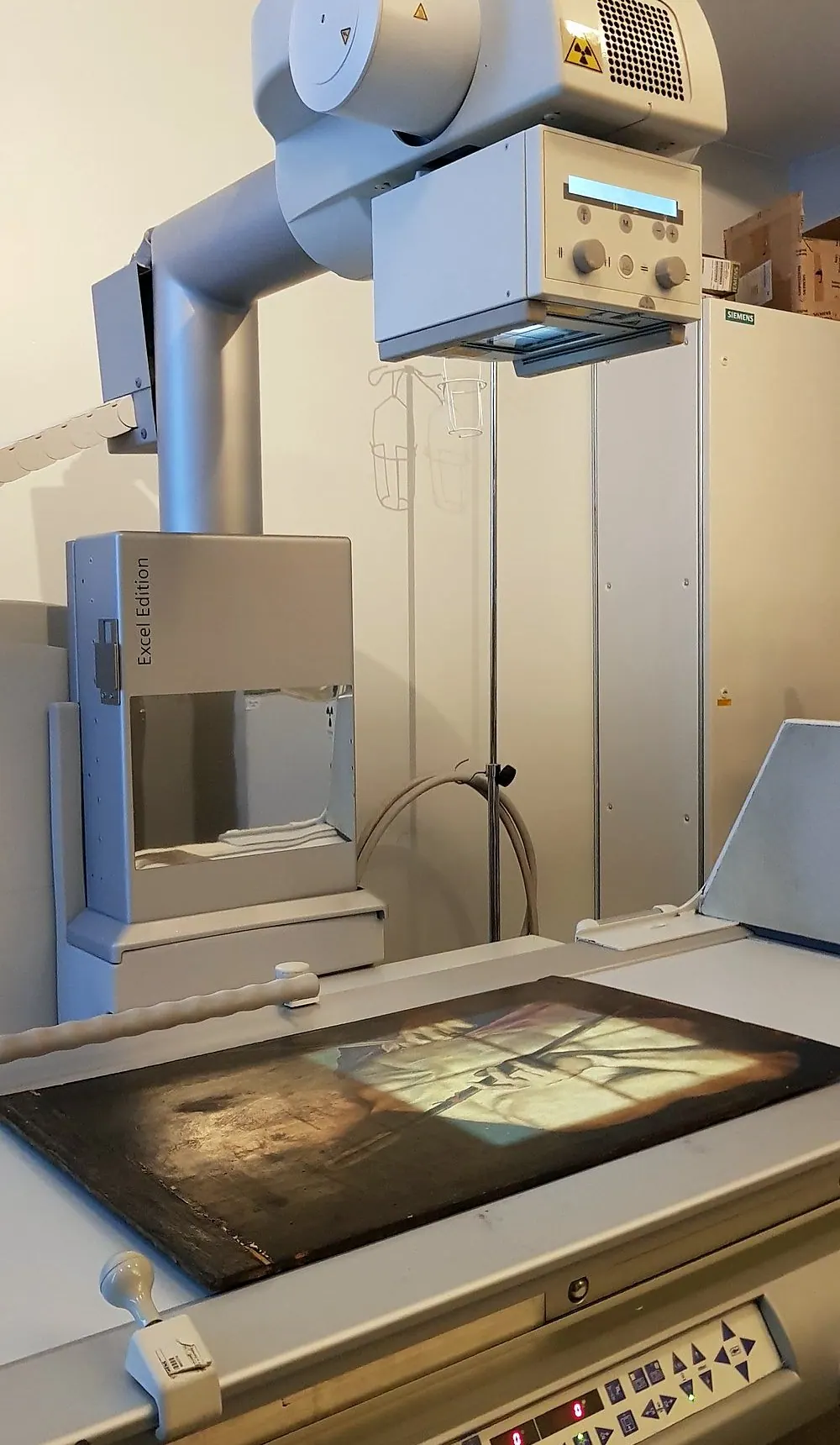 Tableau ancien placé sous l'appareil de radiographie pour un examen scientifique