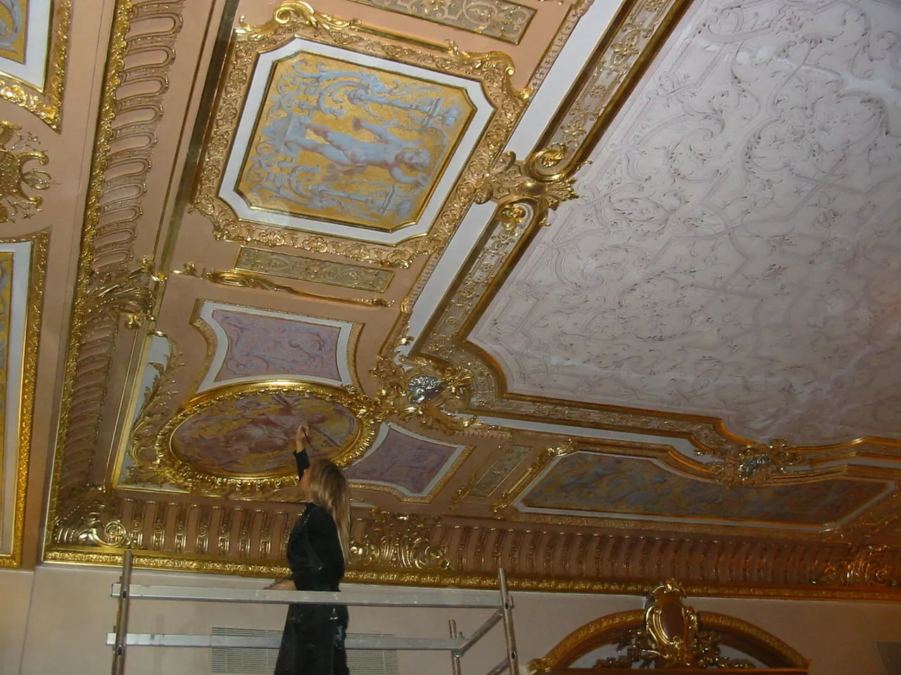 Consolidation des fissures et réintégration des couleurs — plafond peint — Retouche d’un médaillon, plafond à caissons et ors